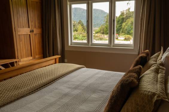 Deluxe Room 4 rimu bed